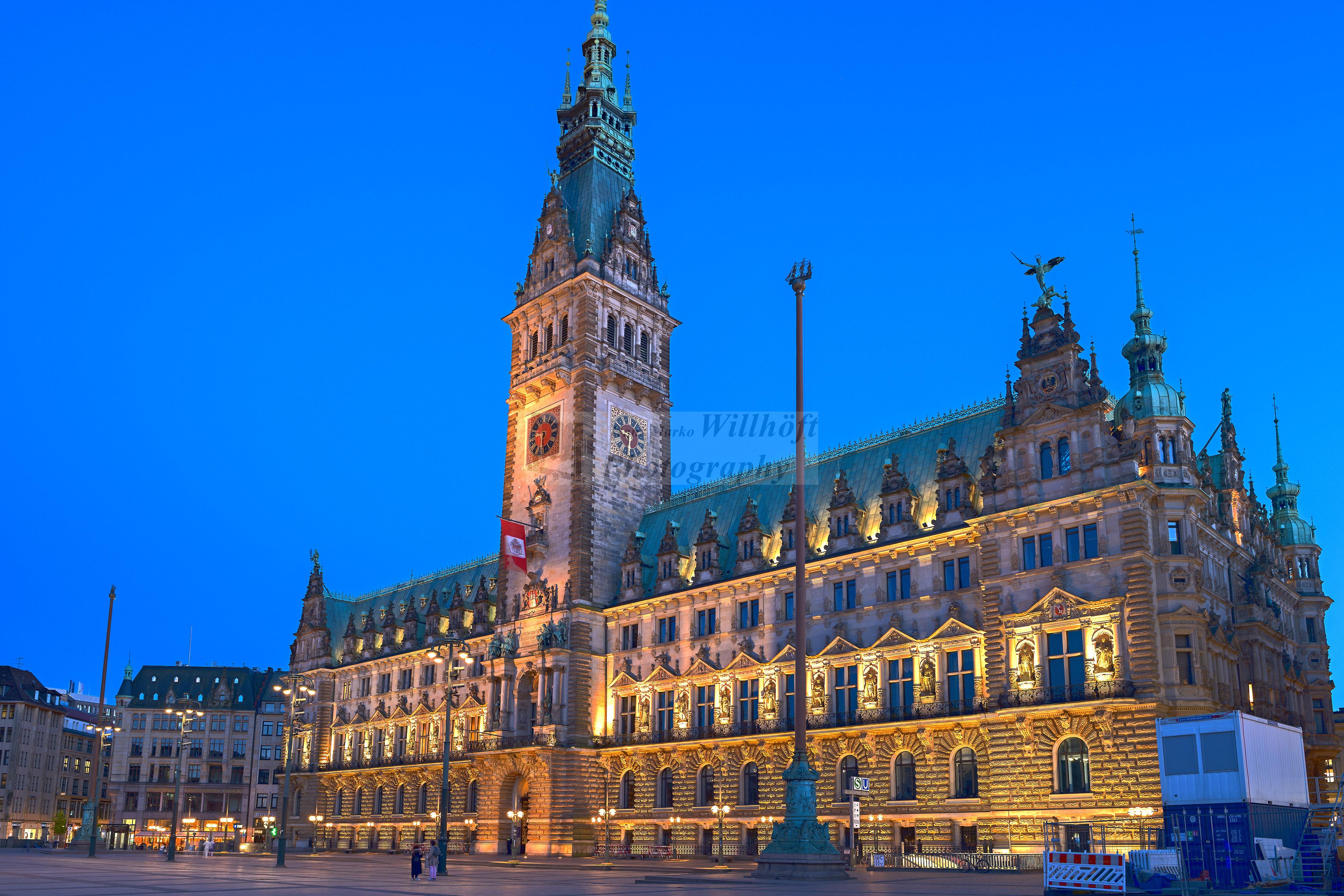 Hamburg-Rathaus-Nacht_HDR_WEB.jpg