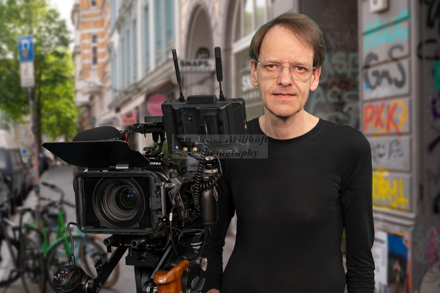 Portrait_mit_Kamera_2025_II_WEB.jpg